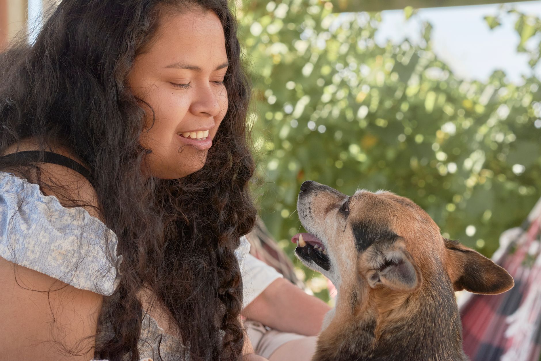 Tutora feliz junto a sus perros en casa, atendidos por Arteaga Vet a domicilio